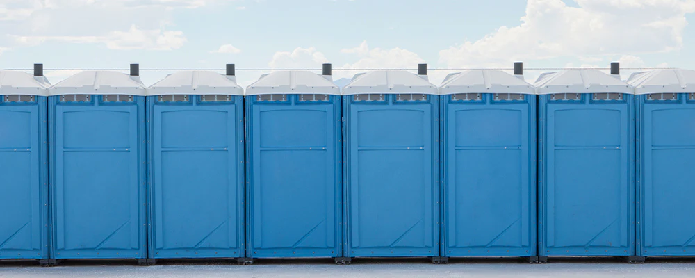 Baños químicos en obra de construcción